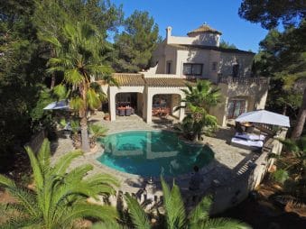 Front view with round pool, veranda and loungers of villa Joya