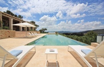 At the infinity pool you can look over the landscape