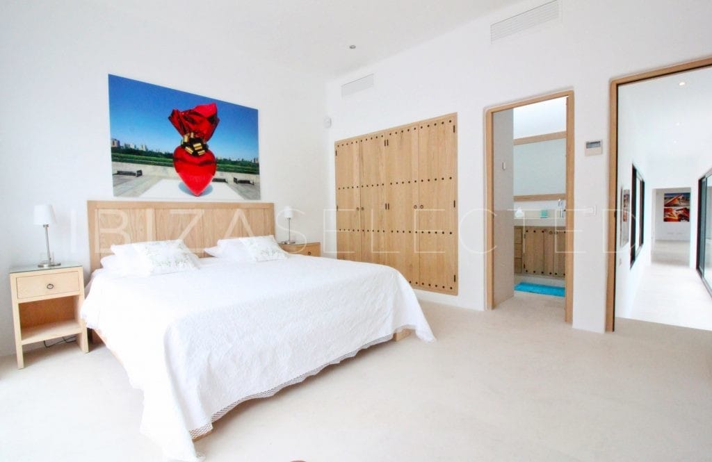 Double bedroom with en-suite bathroom and access to hall with pictures