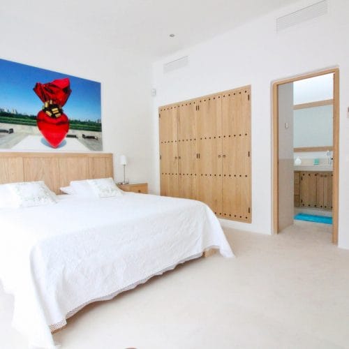 Double bedroom with en-suite bathroom and access to hall with pictures