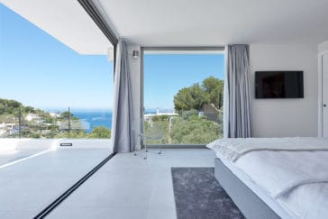 Fantastic sea view from bedroom with private glass wall terrace
