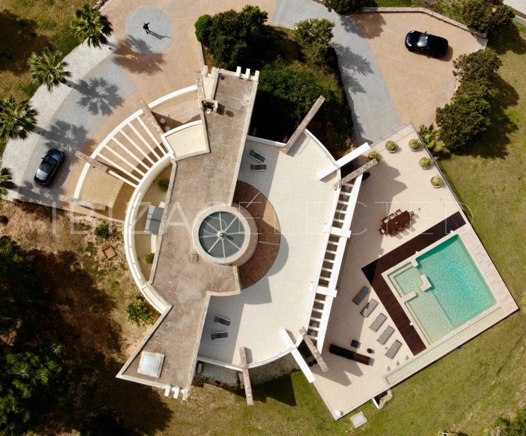 Bird's eye view of round building outline