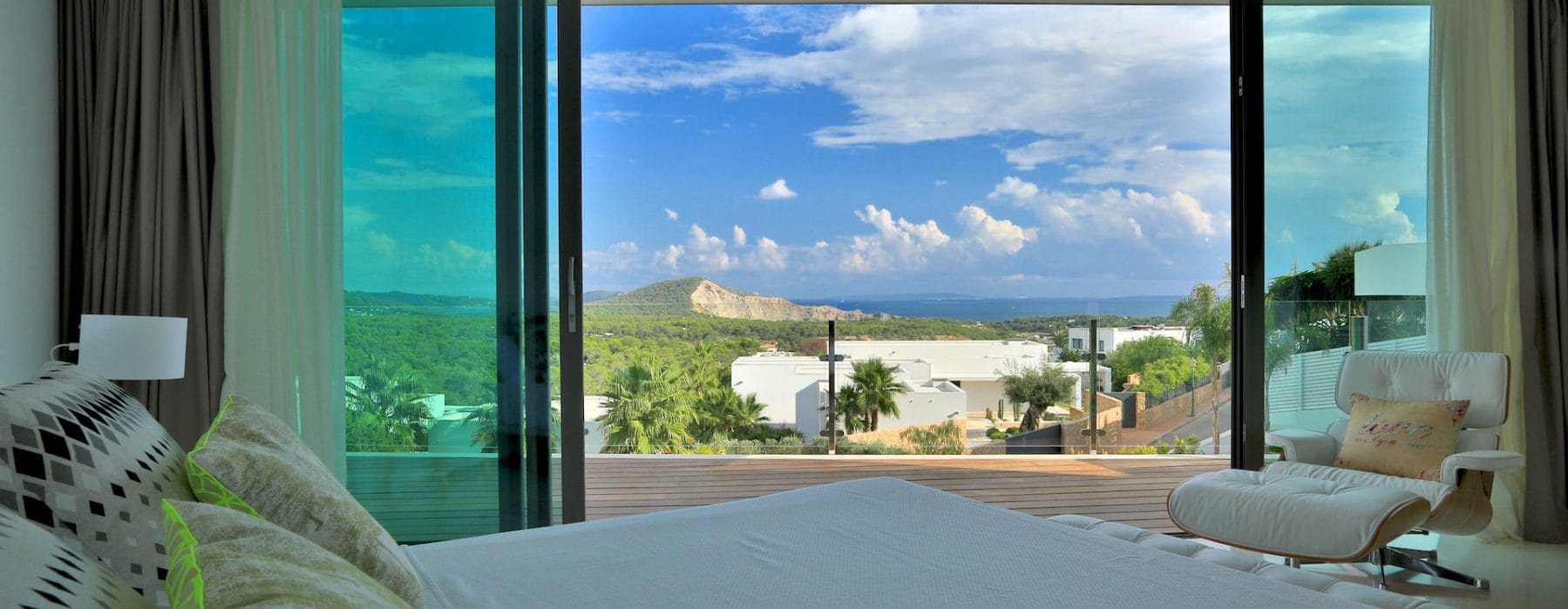 Double bedroom's wooden-glass terrace