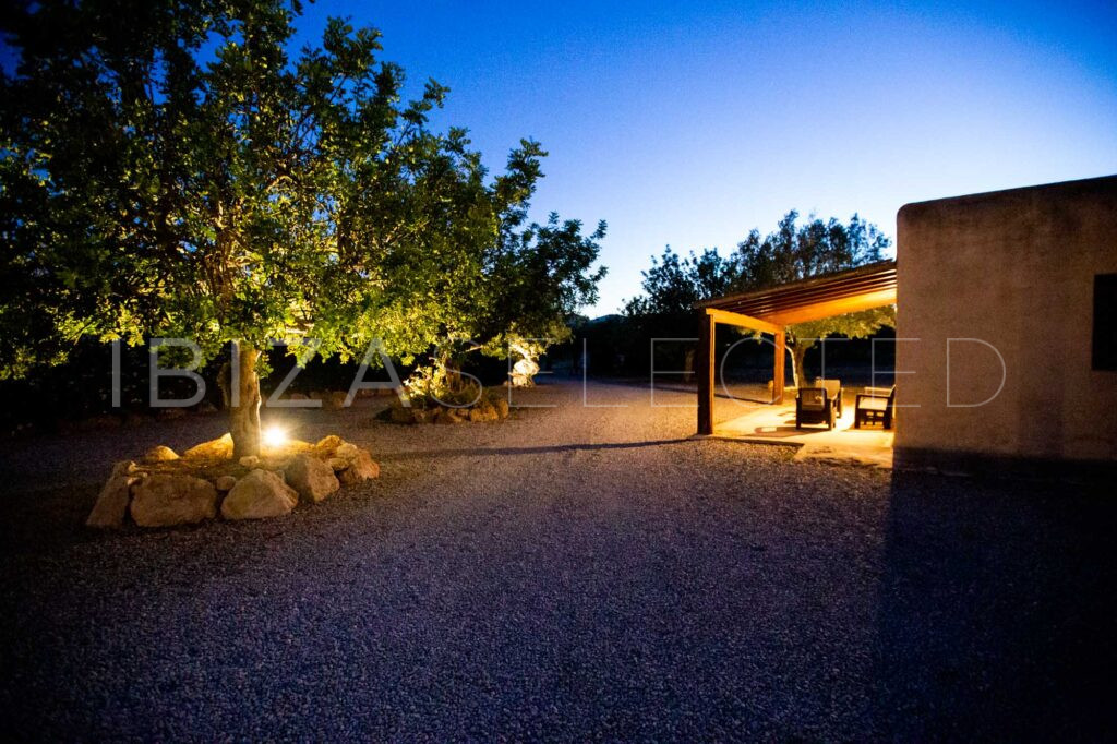 EXT NIGHT GUEST HOUSE IMG 5275