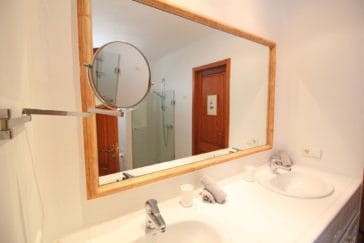 Badroom's 2 sinks with big mirror