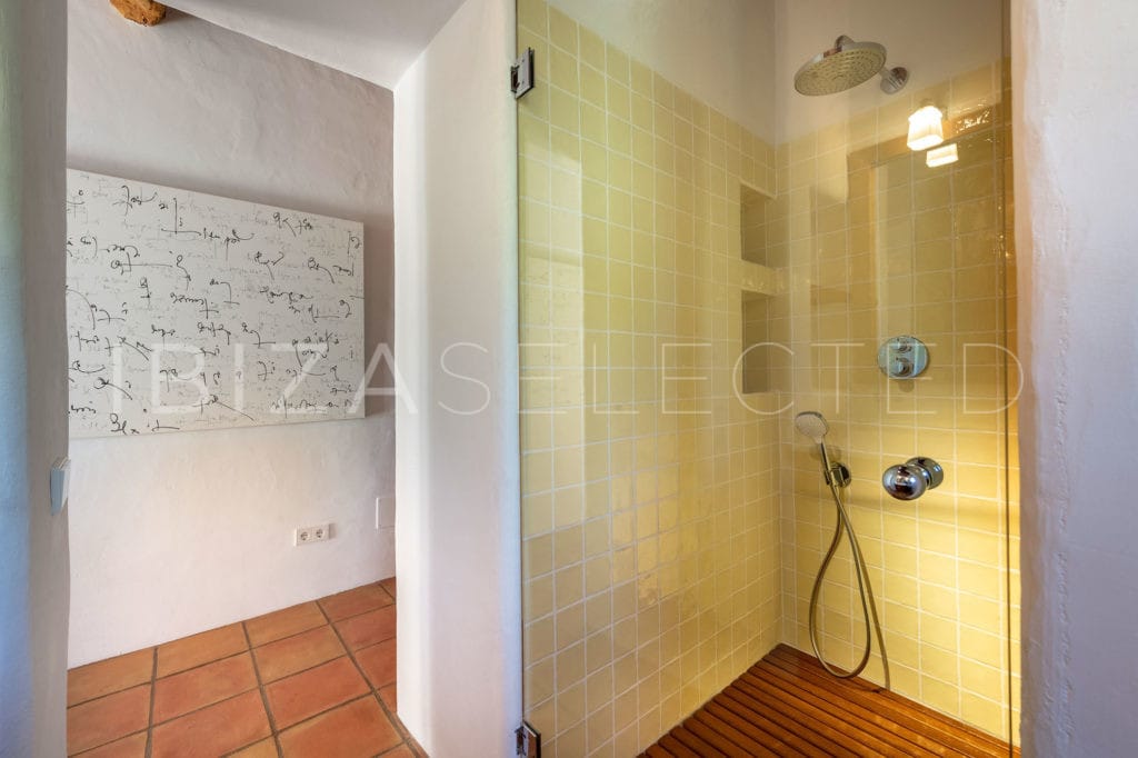 Yellow walk-in shower of Blakstad-style bathroom