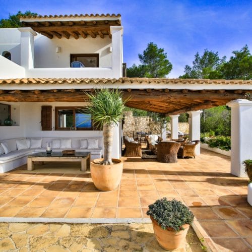 Roofed porch with 2 lounge suites and dining area