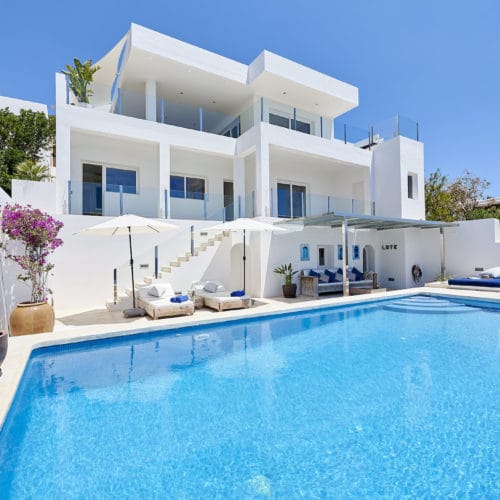 Front side view of villa with 3 levels and infinity pool and its chill out