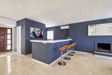 Inner living room's bar in blue design with bar stools