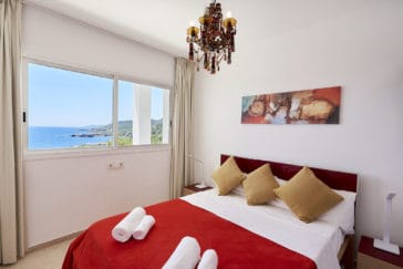 Double bedroom with sea view through panoramic window