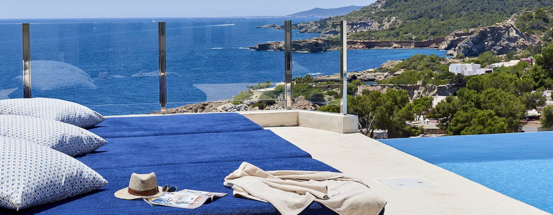 3 mattresses for sunbathing at the infinity pool
