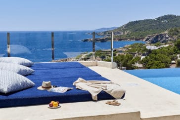 3 mattresses for sunbathing at the infinity pool