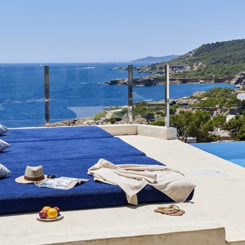 3 mattresses for sunbathing at the infinity pool