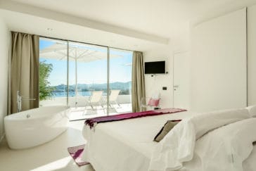 Double bedroom with bathtub and private terrace with sea views