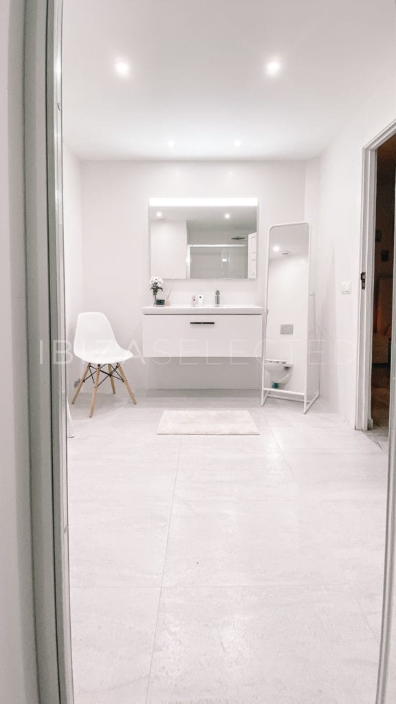 En-suite bathroom with washbasin and full-length mirror