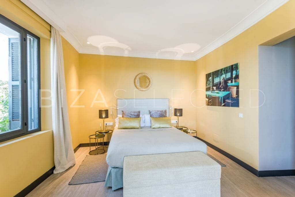 Double bedroom in golden design with window
