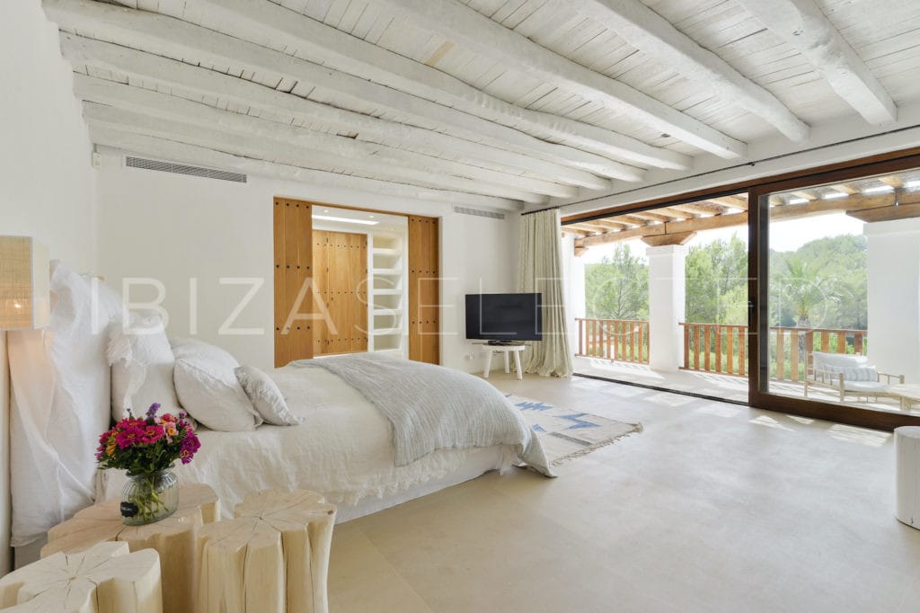 Master room with kingsize bed, en-suite bathroom and private terrace