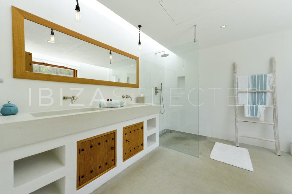 Big bathroom with walk-in shower in Blakstad style