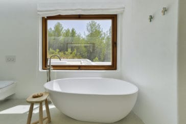Round bathtub of master bedroom