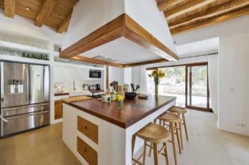 Kitchen center with wooden elements and chairs in Blakstad style
