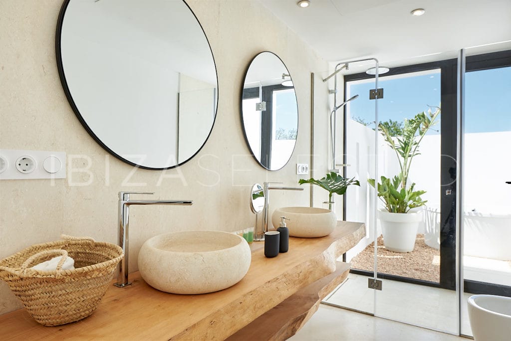 En-suite bathroom with double vanity, walk-in shower and private outside bathtub