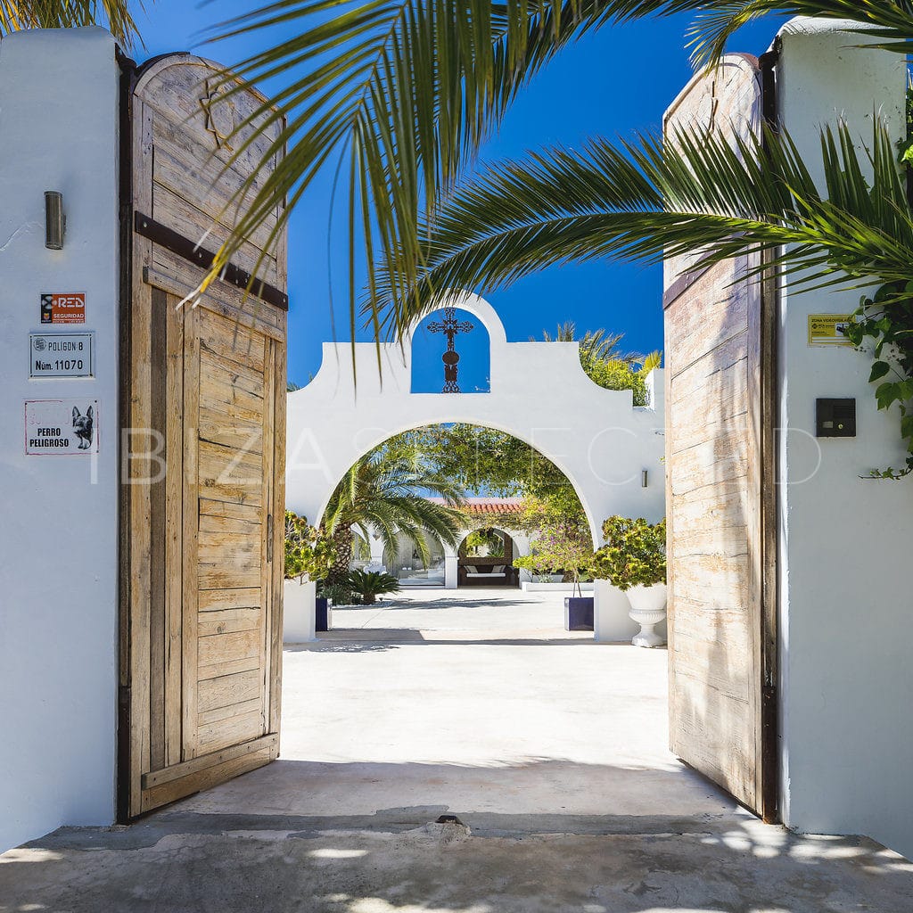 Entrance with big wooden door that lead to courtyard of the finca