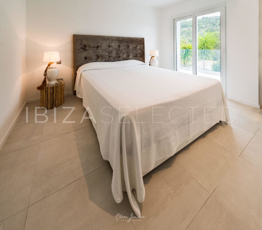 Double bedroom with access to little glassed terrace
