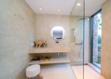 En-suite bathroom with walk-in shower and one sink