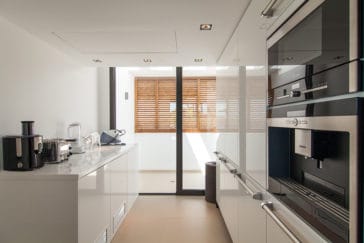 Modern white style preparatory kitchen with coffee machine