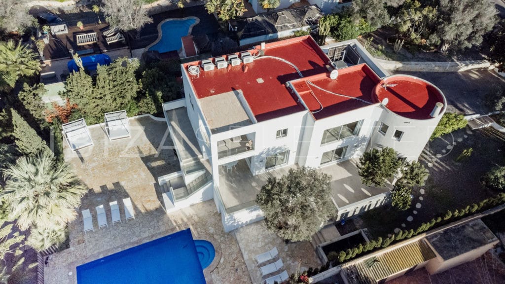 Zenital drone picture of the property with pool terrace and garden