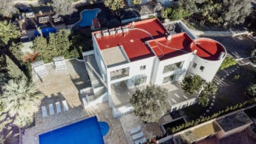 Zenital drone picture of the property with pool terrace and garden