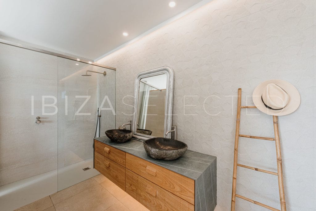 Double vanity en-suite bathroom with walk-in shower of master bedroom
