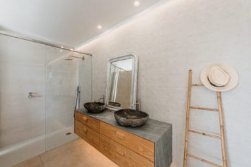 Double vanity en-suite bathroom with walk-in shower of master bedroom