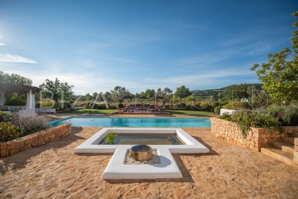 View to swimmingpool and garden of finca Blakstad in Ibiza