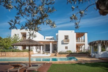 Frontview of finca Blakstad in Ibiza with swimmingpool and relax area