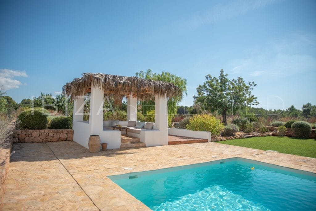 Roofed relax area at the pool of Finca Blakstad in Ibiza
