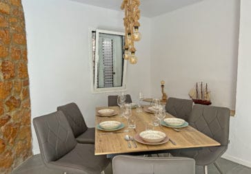 Laid inner dining table in a corner with 6 seats