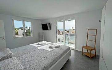 Double bedroom with access to terrace with sea view