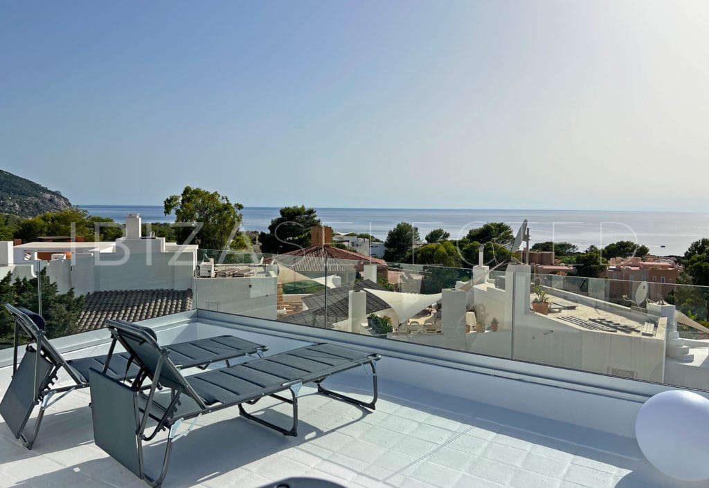 2 sun loungers on the roof terrace facing the sea
