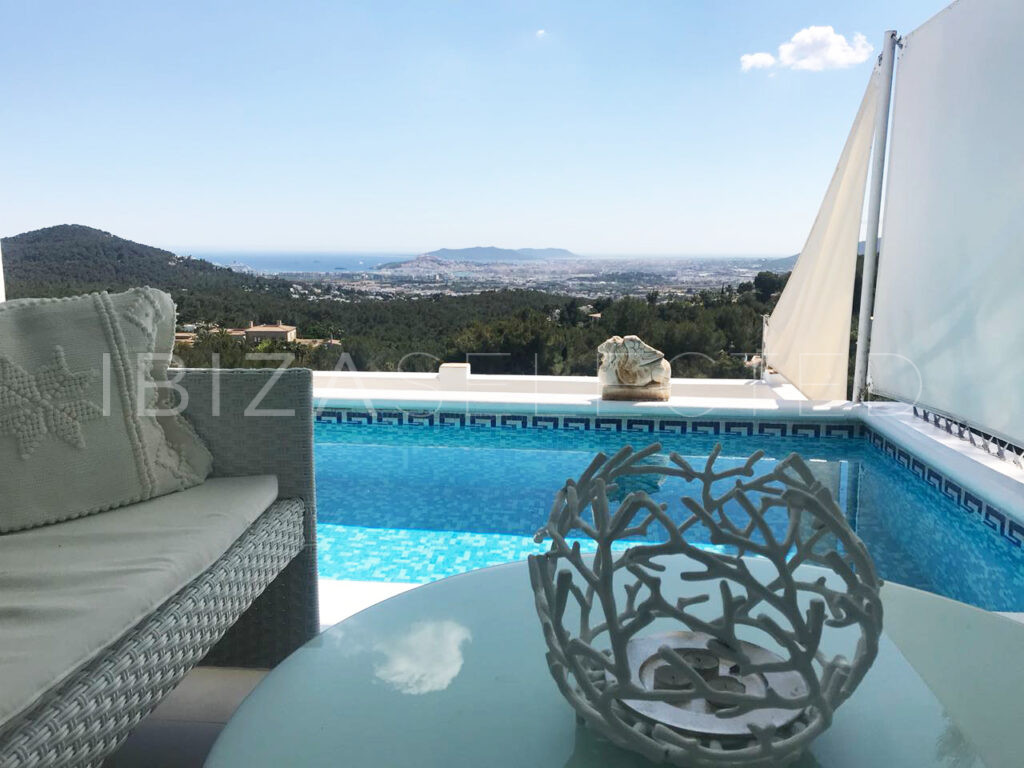 Luxury Villa Overlooking Swimming Pool