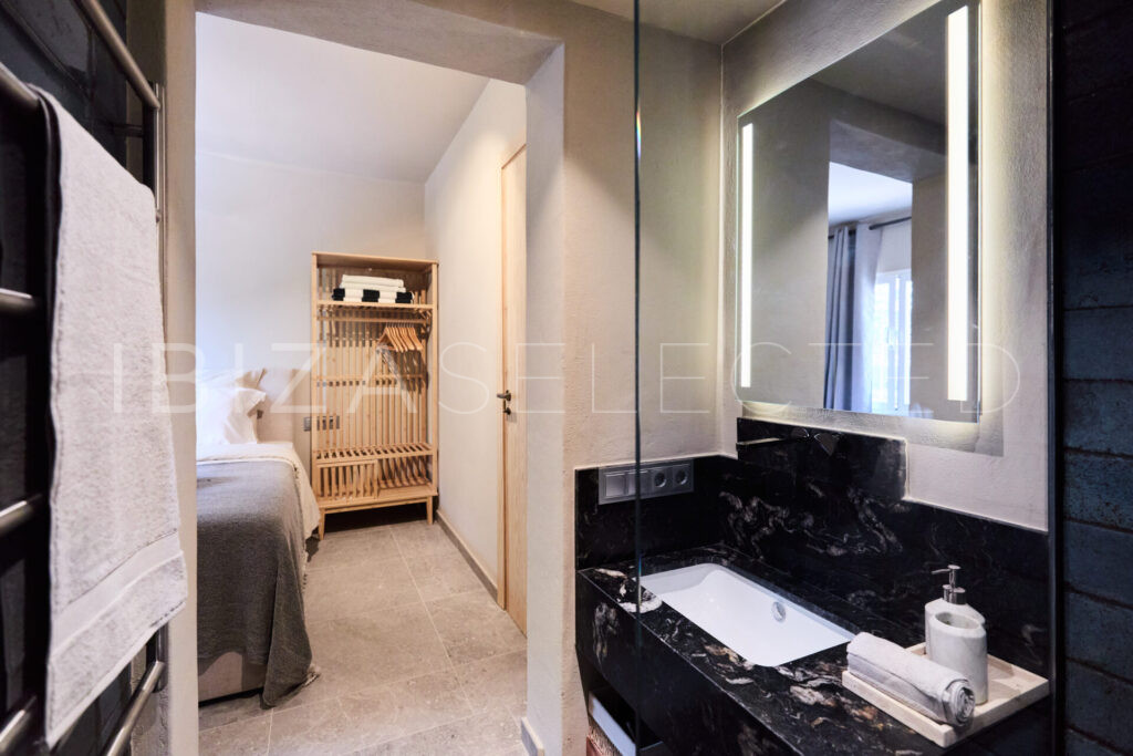 First Bedroom 5 Can Pardis