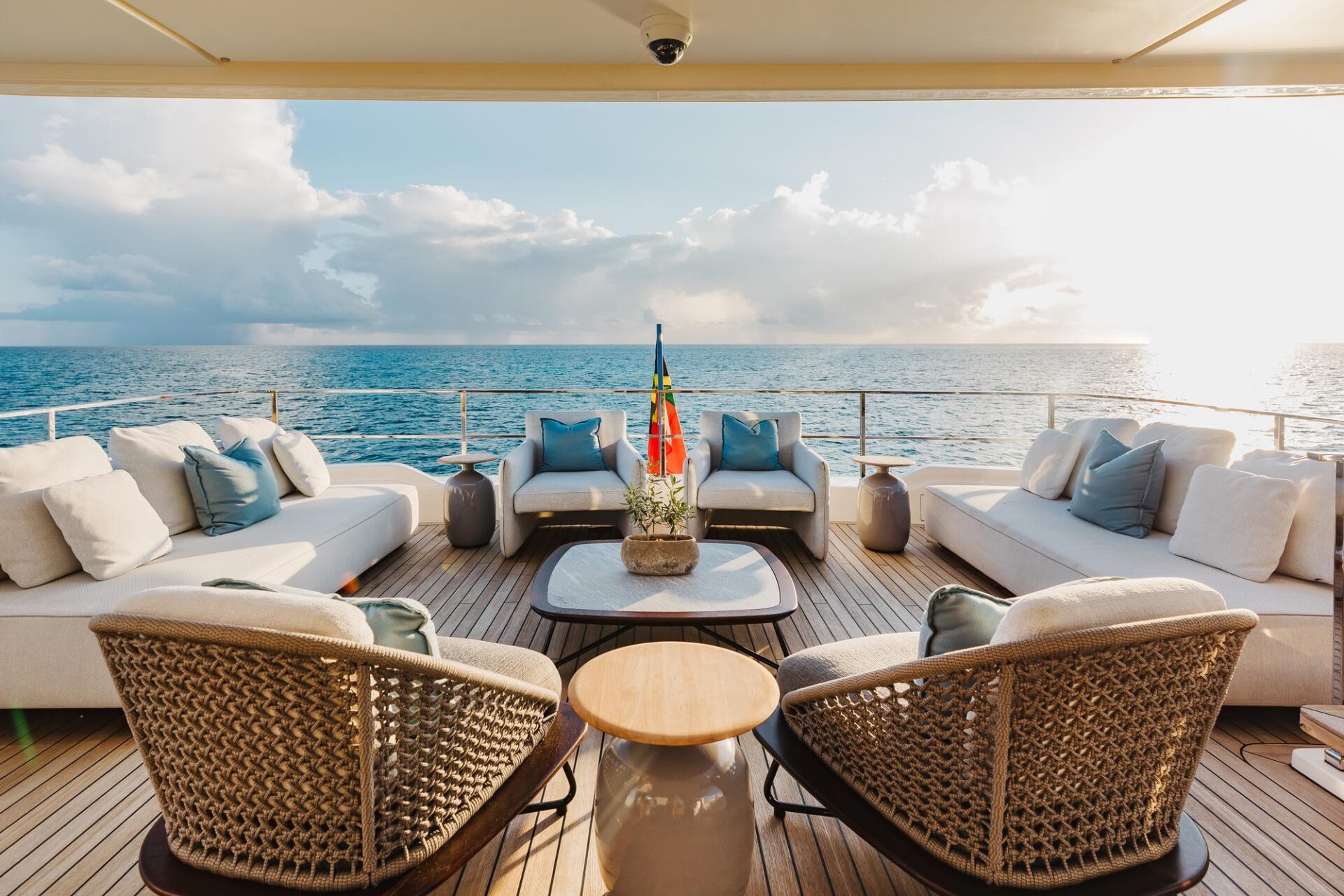 Eros Lifestyle Onboard Deck Fraseryachts OQt5u7ZF